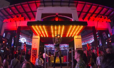 Explora la magia de la noche en Cancún.