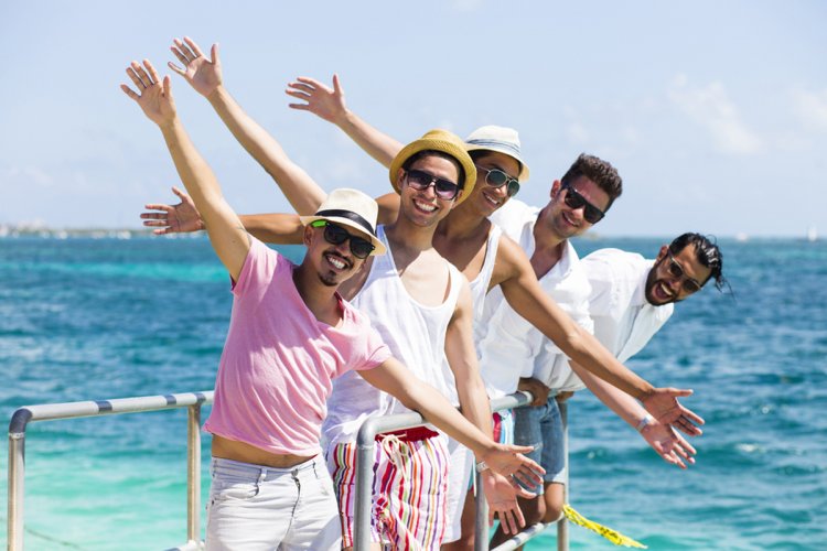 Fiesta LGBT+: ¡Navega en Catamarán por Isla Mujeres y Cancún!