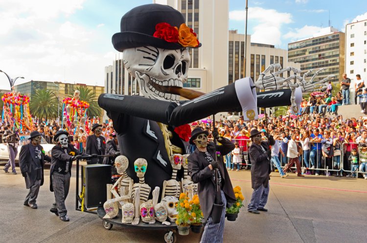 ¡Celebra el Día de Muertos en México: 4 Lugares Mágicos!