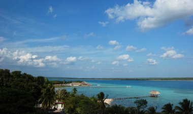 Explora el Infinito Azul de Bacalar