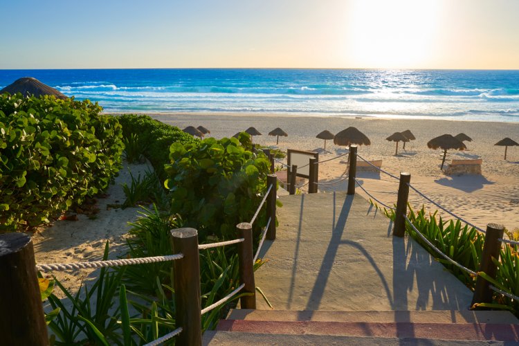 ¡Celebra el Año Nuevo en la Playa Caribeña: Revive la Tradición!