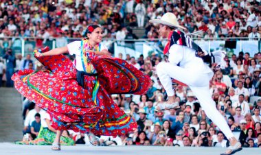Disfruta la Magia de la Guelaguetza en Oaxaca.