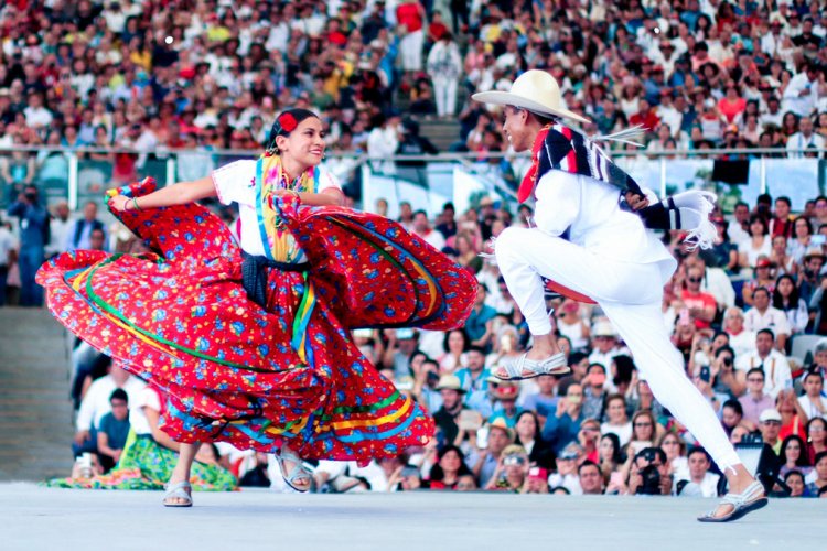 Disfruta la Magia de la Guelaguetza en Oaxaca.