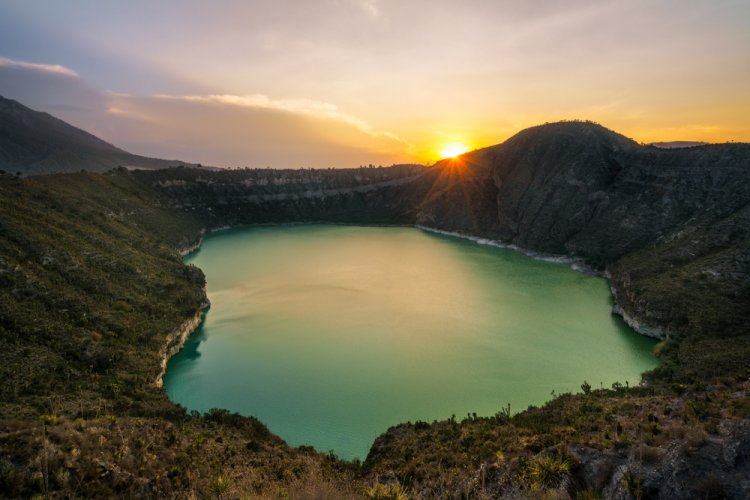 Descubre el misterio de la colorida laguna volcánica de Puebla