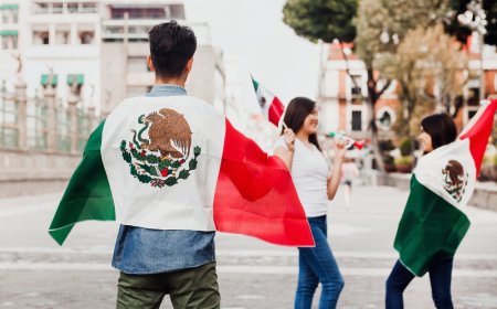 ¡Viva México en la CDMX! El zócalo se ilumina durante las fiestas patrias.