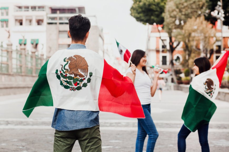 ¡Viva México en la CDMX! El zócalo se ilumina durante las fiestas patrias.