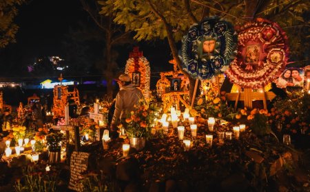 ¡Pátzcuaro: El Pueblo Mágico donde el lago se transforma en una fiesta en el Día de Muertos!