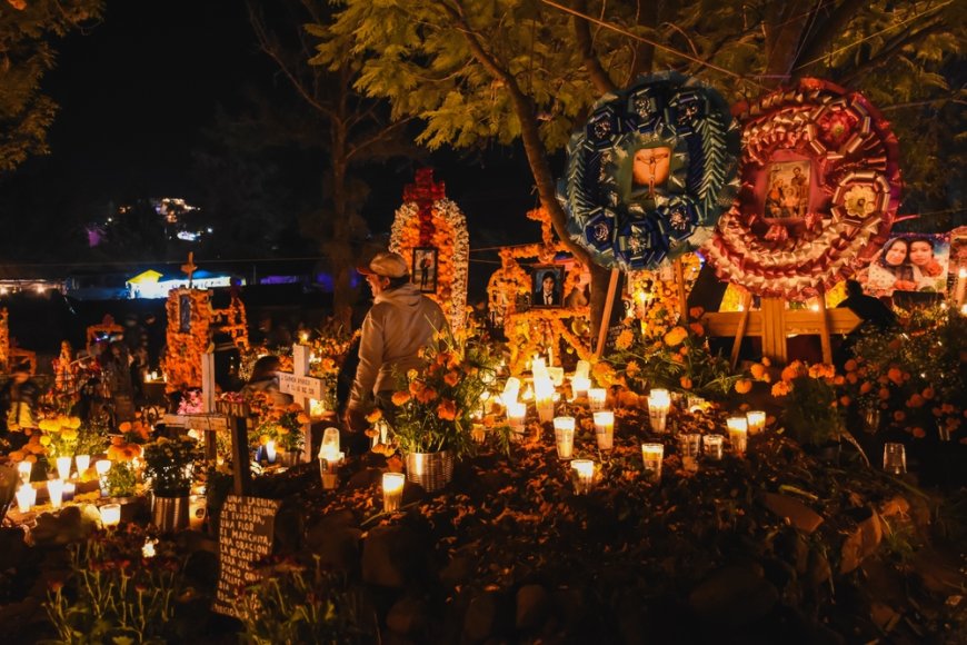 ¡Pátzcuaro: El Pueblo Mágico donde el lago se transforma en una fiesta en el Día de Muertos!