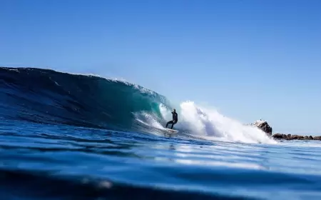 Surfing en la bahía de Todos Santos en Baja California