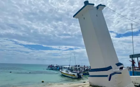 Puerto Morelos y su Faro inclinado