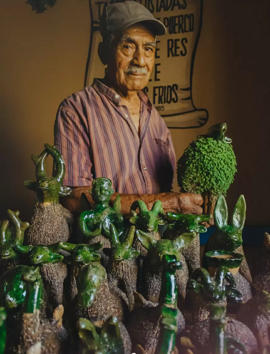 Figuras de Barro con germinado y cucharas de maguey