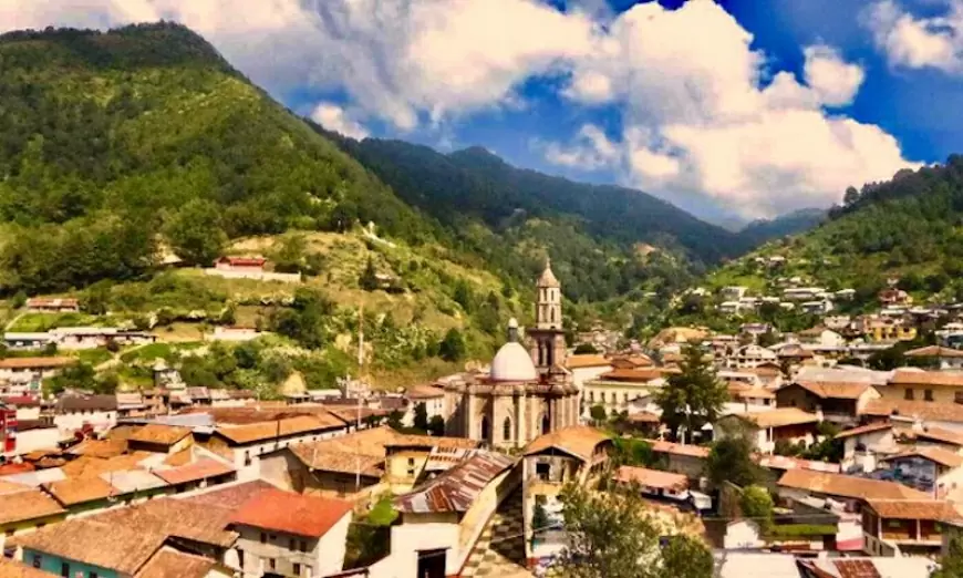 Michoacán: Angangeo, pueblo mágico. Temperatura media 10 a 25°C.