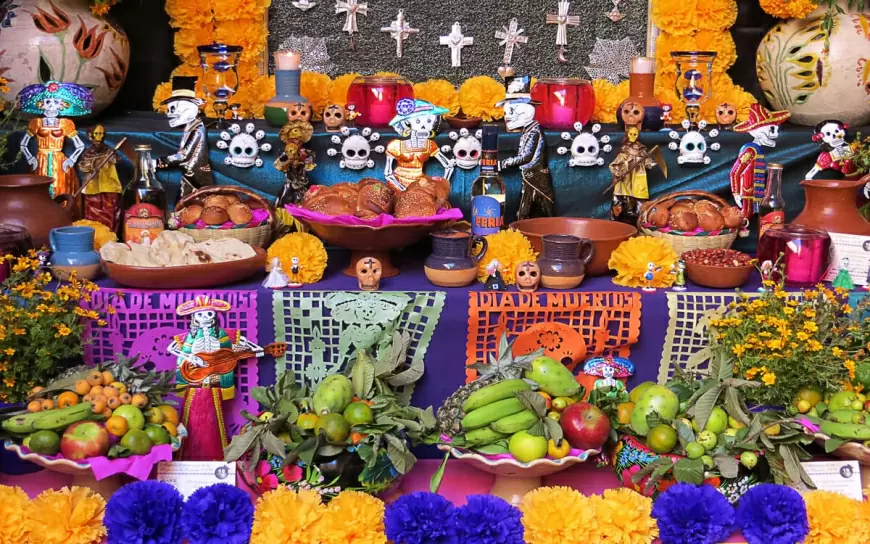 Comida en el altar y el delicioso pan.