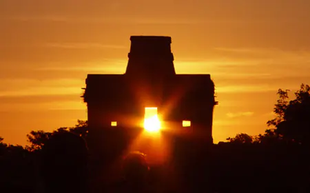 Dzibilchaltún: El Mágico Encuentro del Sol con el Templo de las Siete Muñecas