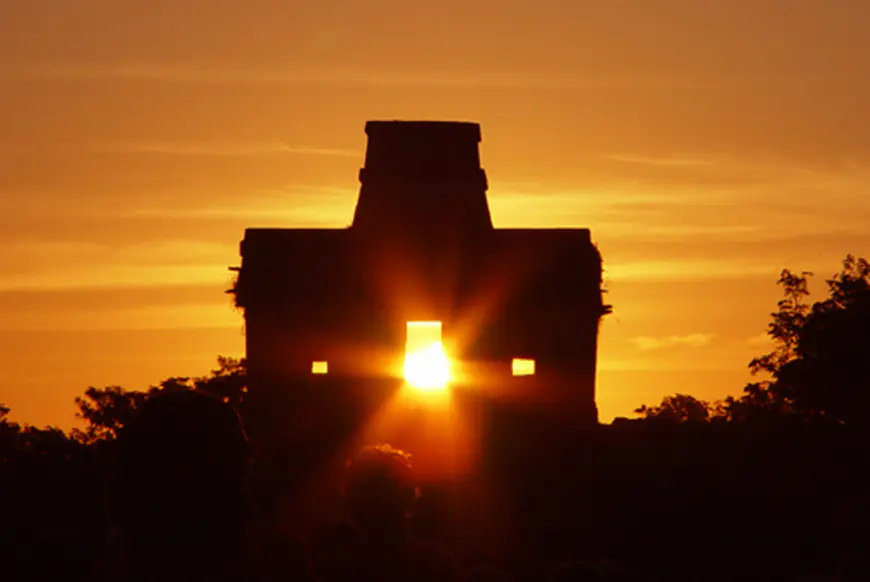 Dzibilchaltún: El Mágico Encuentro del Sol con el Templo de las Siete Muñecas