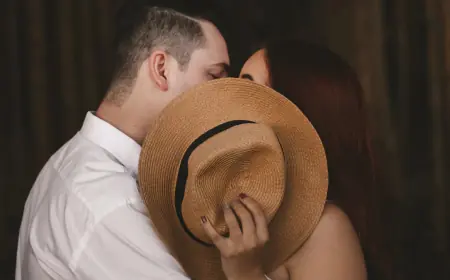 Día del Beso: Un beso mueve, dos atan, tres marcan.