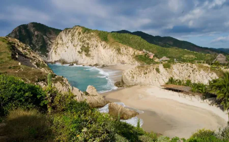 Playa Maruata, uno de los destinos más espectaculares en el pacífico mexicano.