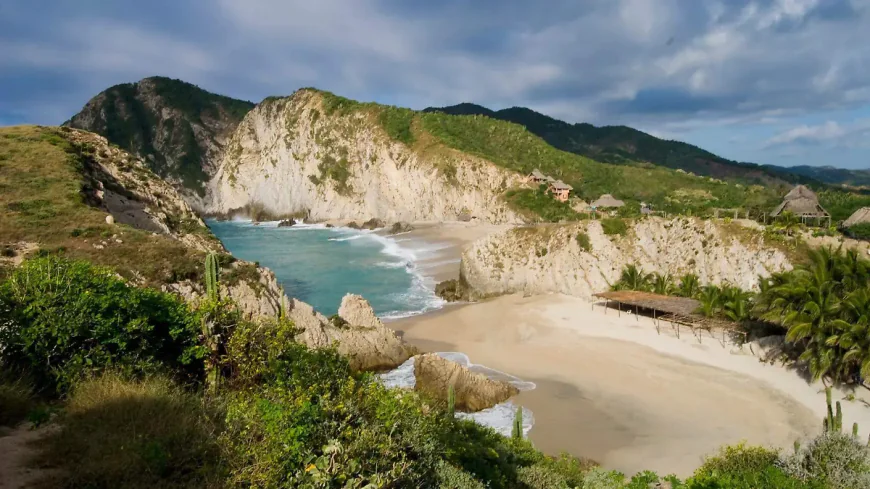Playa Maruata, uno de los destinos más espectaculares en el pacífico mexicano.