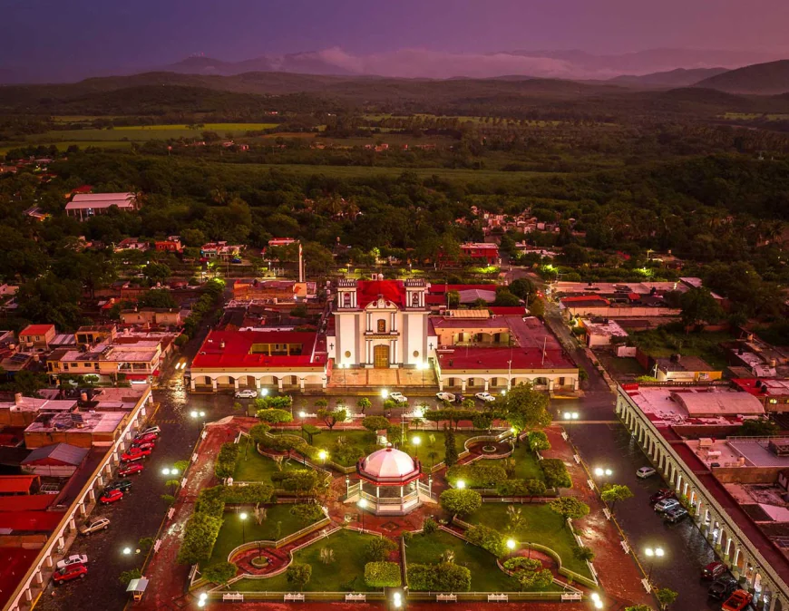 Vive  la experiencia de Coquimatlán y refréscate en Los Amiales, un destino que te ofrece aventura, sabor y serenidad.