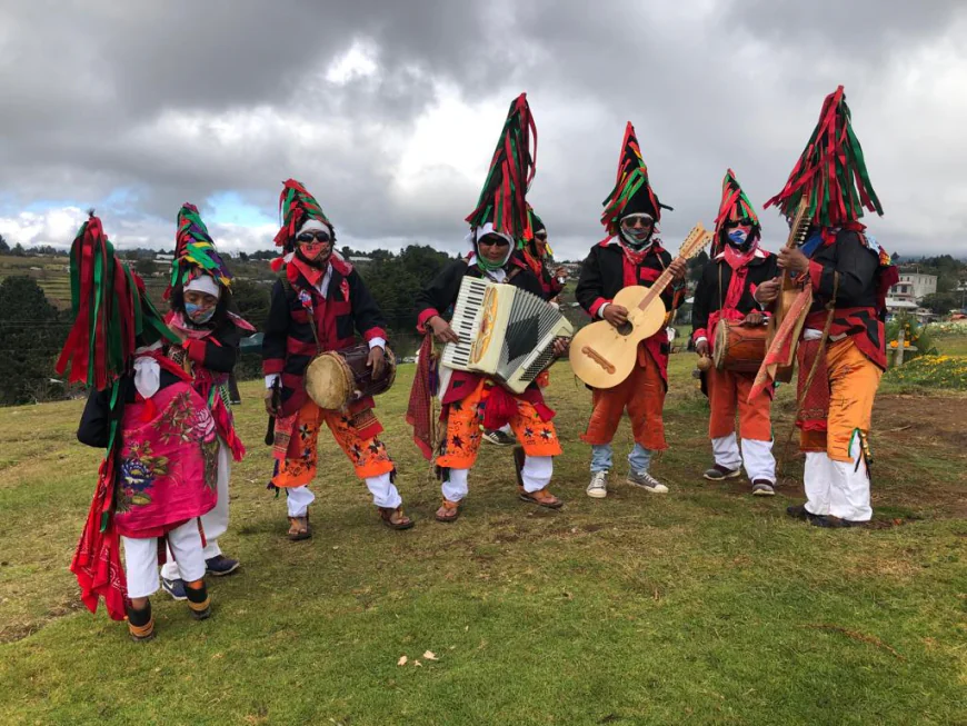 "K’in Santo” o Fiesta de Todos Santos y Fieles Difuntos en San Juan Chamula, Chiapas.