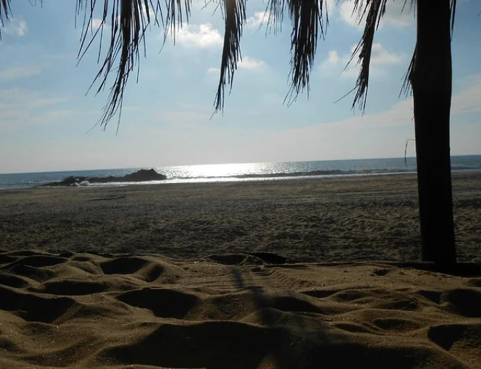 Playa La Llorona: el rincón salvaje que está conquistando al turismo joven en Michoacán.
