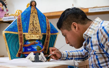 Un rincón de fe, madera y resina: Domingo Sánchez en Santa Catarina Juquila.