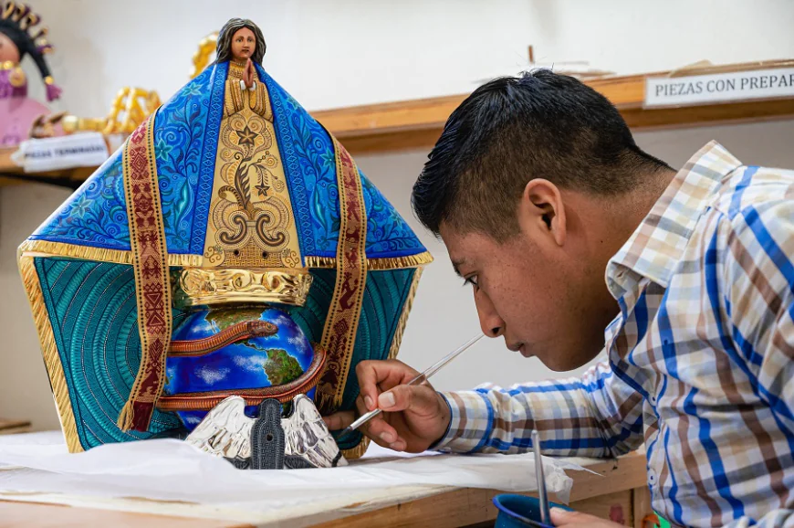 Un rincón de fe, madera y resina: Domingo Sánchez en Santa Catarina Juquila.