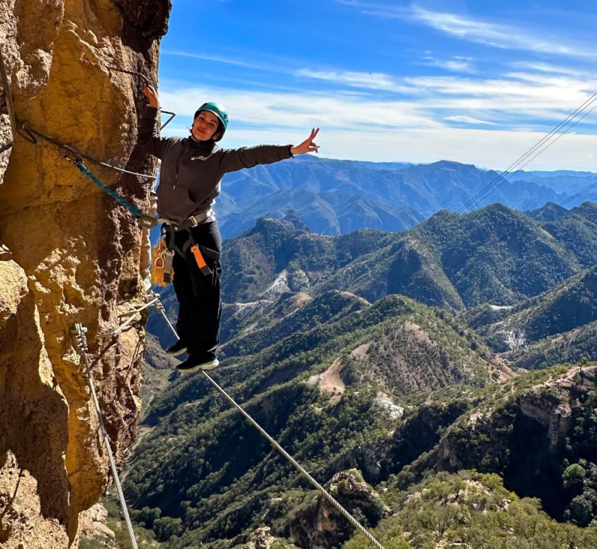 Tirolesas que atraviesan el pueblo y los cañones cercanos, ¡descubre el destino!